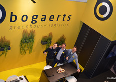 This picture is made from above. Thanks to the pipe rail trolley of Bogaerts Greenhouse Logistics. Mattijs van Loon, Leon Verkoelen and Tim Jacobs